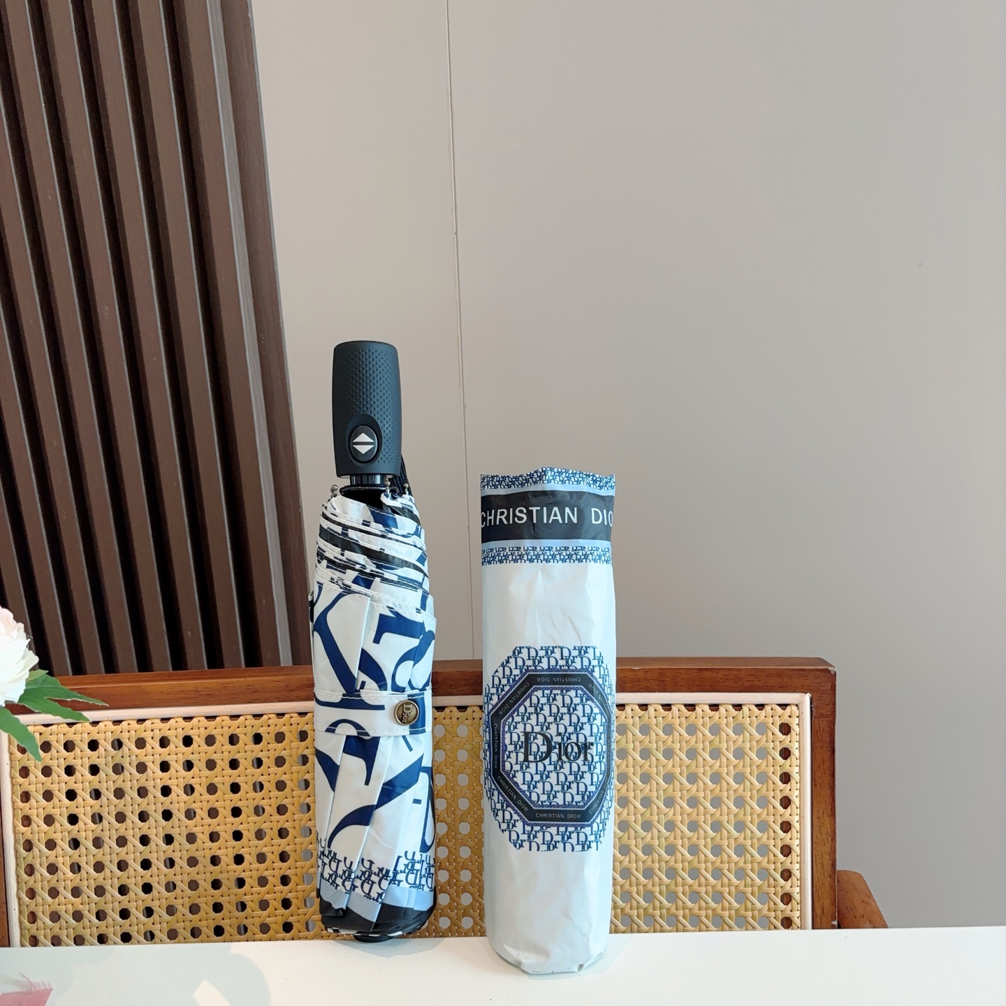  DIOR（迪奥）三折自动折叠晴雨伞  时尚原单代工品质 细节精致 看得见的品质 打破一成不变 色泽纯正