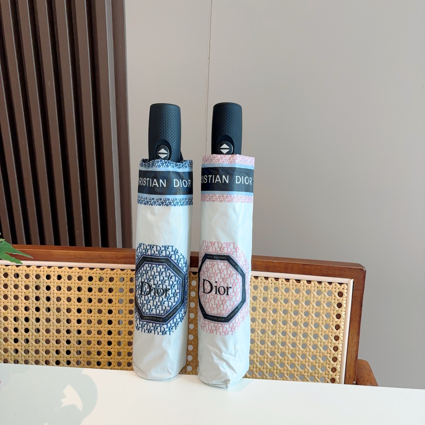  DIOR（迪奥）三折自动折叠晴雨伞  时尚原单代工品质 细节精致 看得见的品质 打破一成不变 色泽纯正