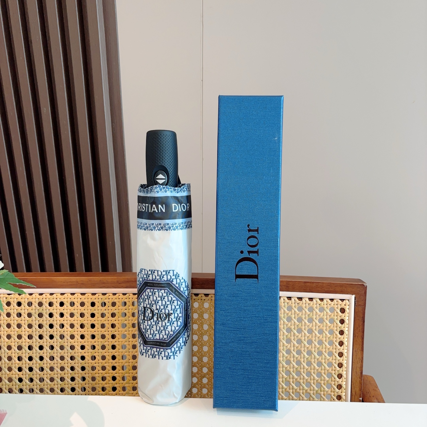  DIOR（迪奥）三折自动折叠晴雨伞  时尚原单代工品质 细节精致 看得见的品质 打破一成不变 色泽纯正