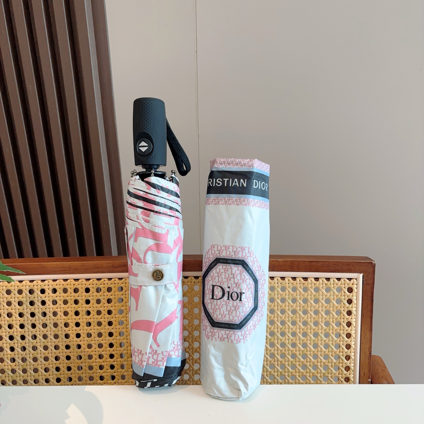  DIOR（迪奥）三折自动折叠晴雨伞  时尚原单代工品质 细节精致 看得见的品质 打破一成不变 色泽纯正