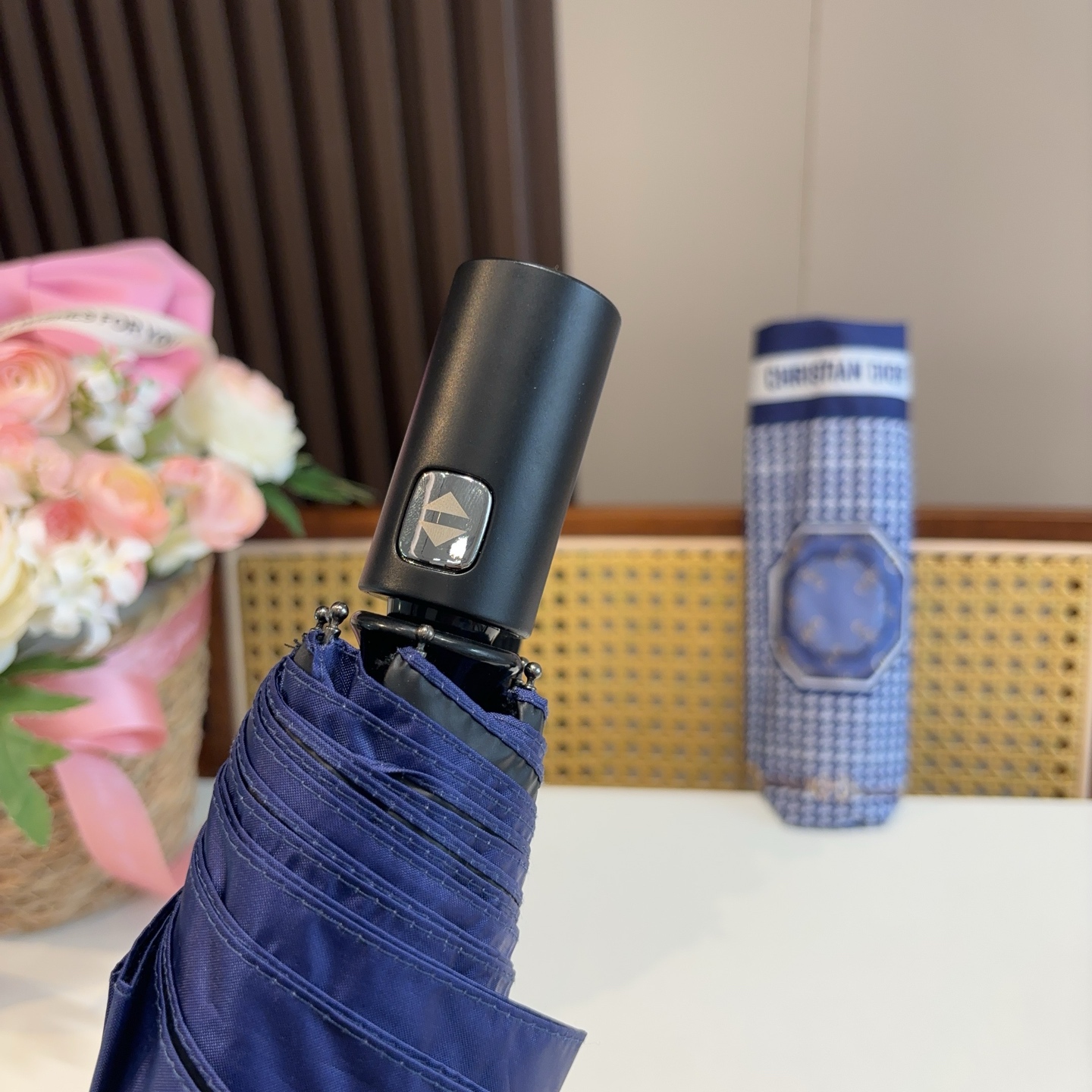  DIOR（迪奥）三折自动折叠晴雨伞  时尚原单代工品质 细节精致 看得见的品质 打破一成不变 色泽纯正