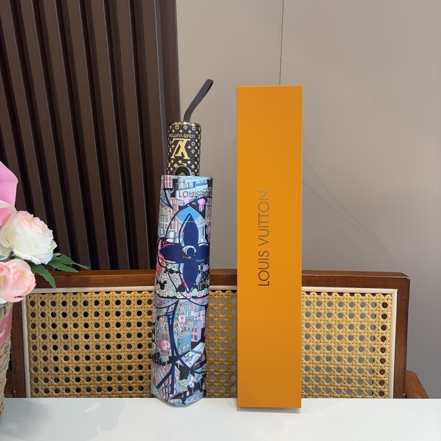LOUIS VUITTON （路易威登）新款 三折自动折叠晴雨伞 新涂层技术深色伞面 拥有令人惊喜的遮光