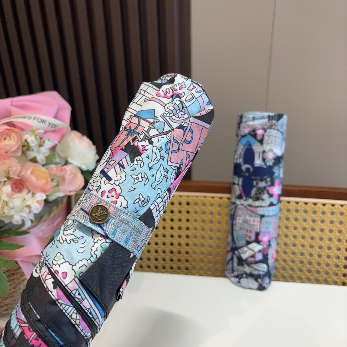 LOUIS VUITTON （路易威登）新款 三折自动折叠晴雨伞 新涂层技术深色伞面 拥有令人惊喜的遮光
