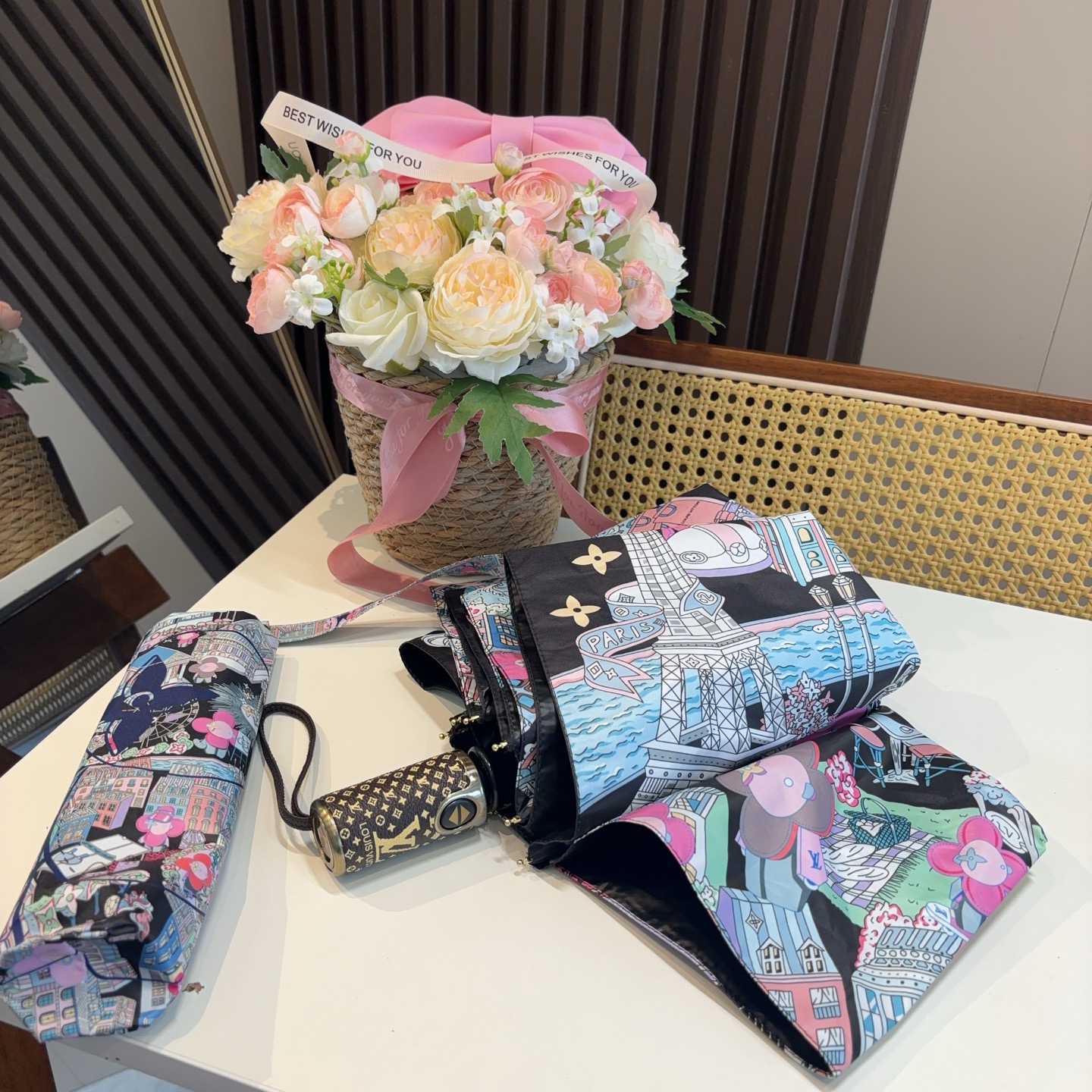LOUIS VUITTON （路易威登）新款 三折自动折叠晴雨伞 新涂层技术深色伞面 拥有令人惊喜的遮光