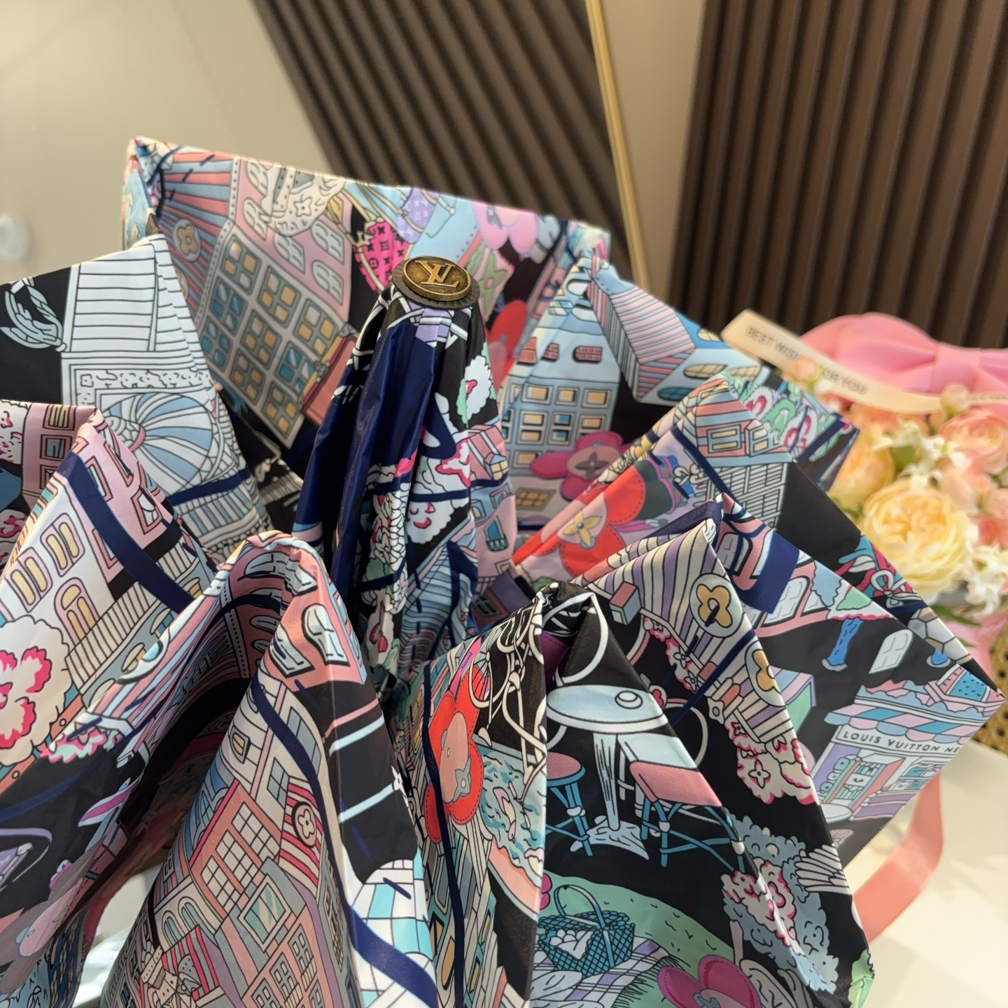 LOUIS VUITTON （路易威登）新款 三折自动折叠晴雨伞 新涂层技术深色伞面 拥有令人惊喜的遮光