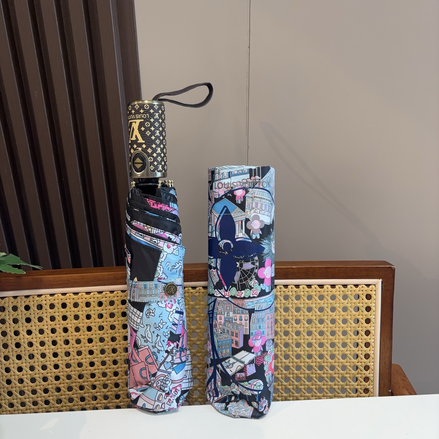 LOUIS VUITTON （路易威登）新款 三折自动折叠晴雨伞 新涂层技术深色伞面 拥有令人惊喜的遮光