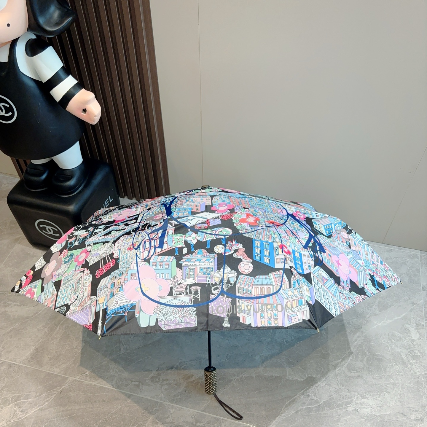 LOUIS VUITTON （路易威登）新款 三折自动折叠晴雨伞 新涂层技术深色伞面 拥有令人惊喜的遮光