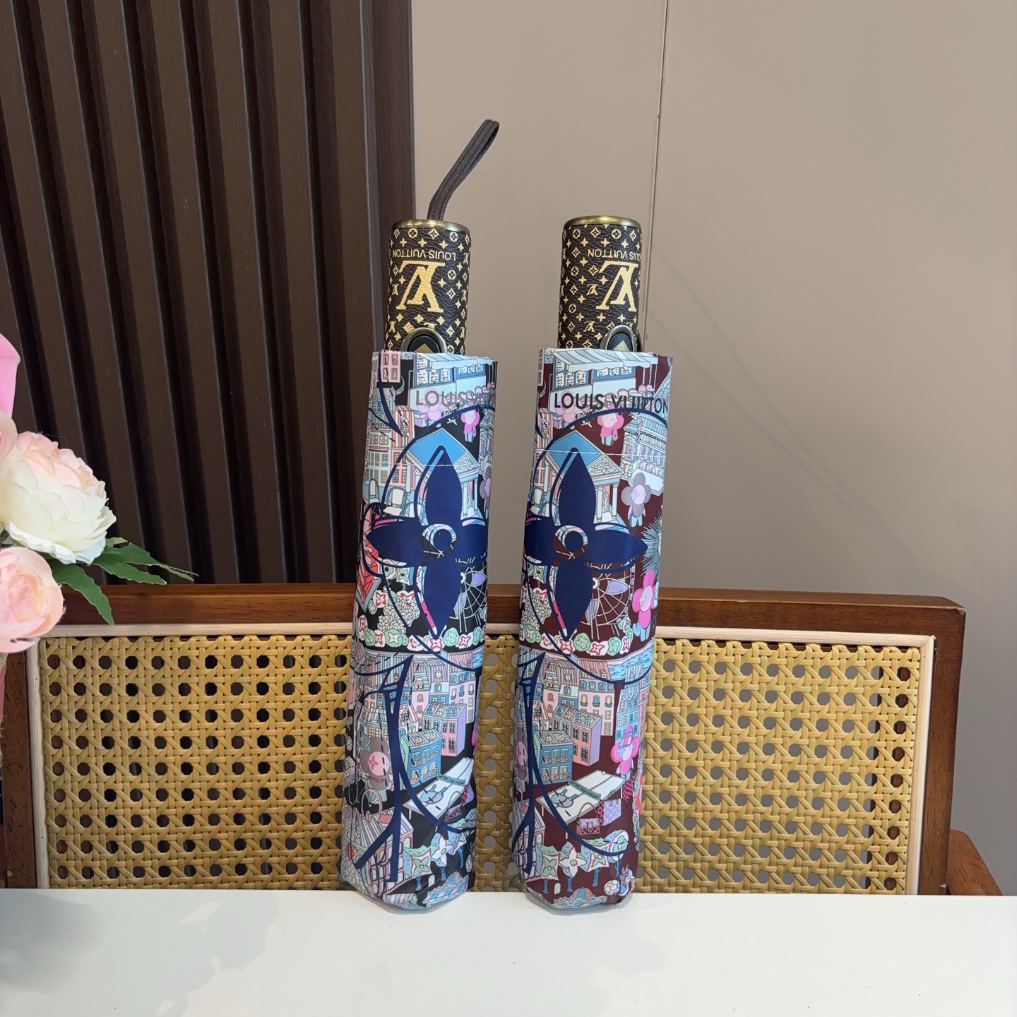 LOUIS VUITTON （路易威登）新款 三折自动折叠晴雨伞 新涂层技术深色伞面 拥有令人惊喜的遮光
