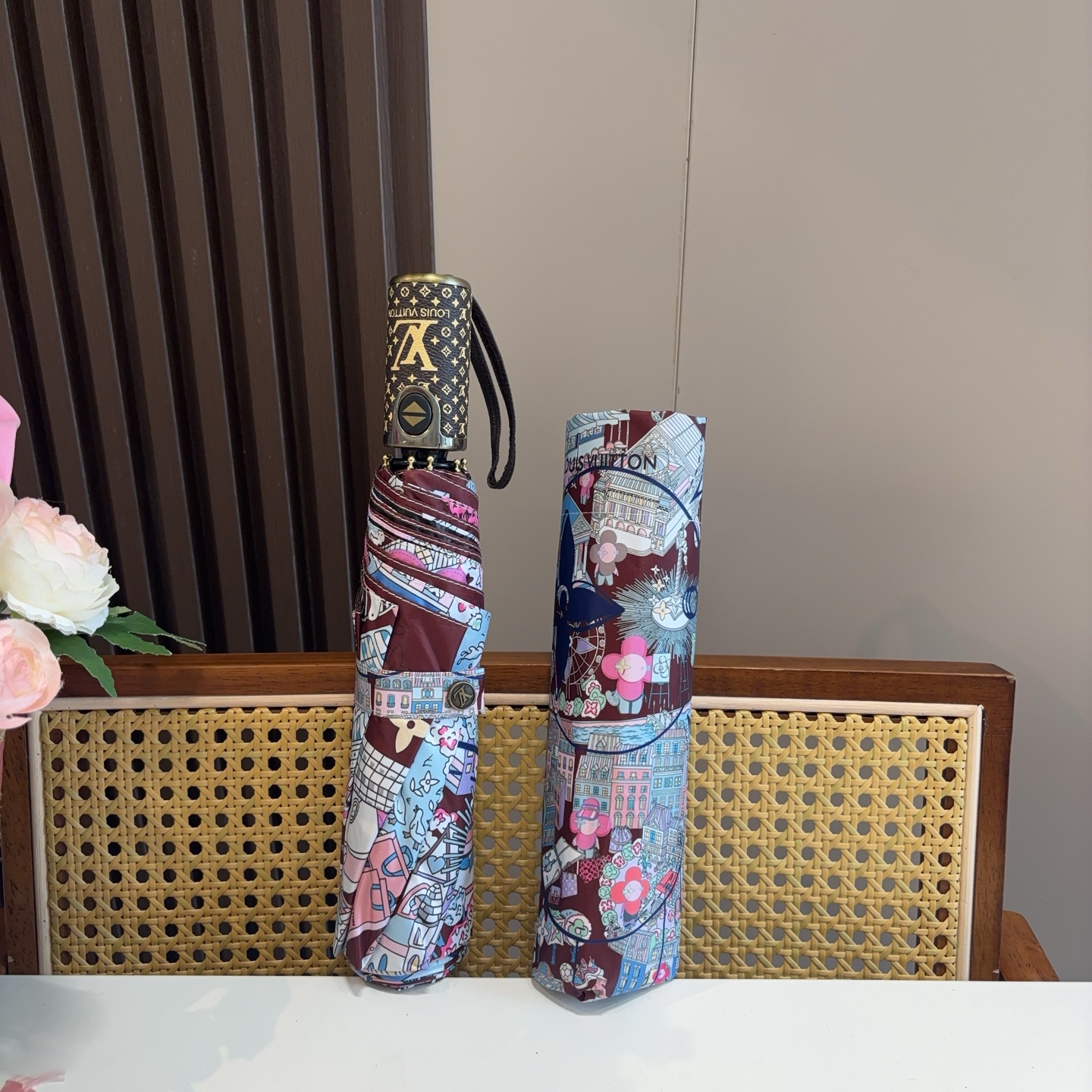 LOUIS VUITTON （路易威登）新款 三折自动折叠晴雨伞 新涂层技术深色伞面 拥有令人惊喜的遮光