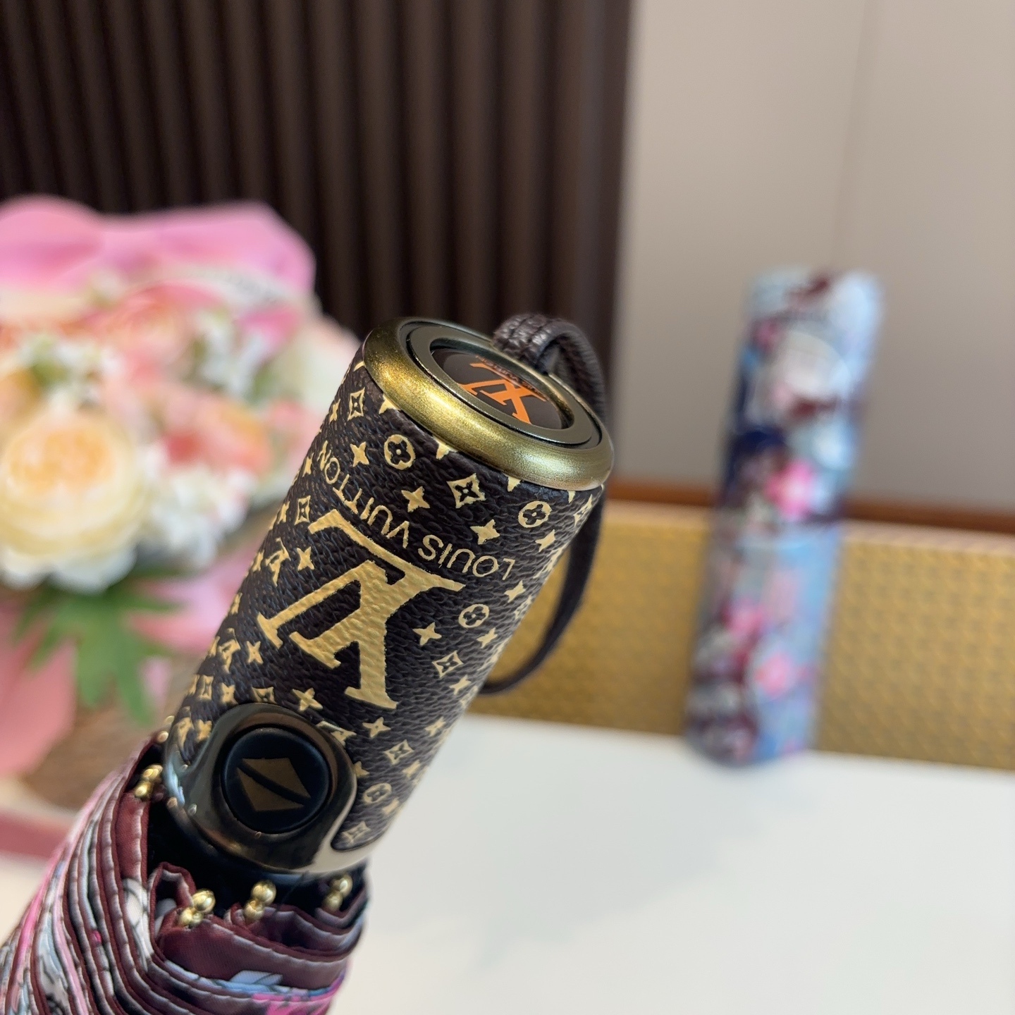 LOUIS VUITTON （路易威登）新款 三折自动折叠晴雨伞 新涂层技术深色伞面 拥有令人惊喜的遮光