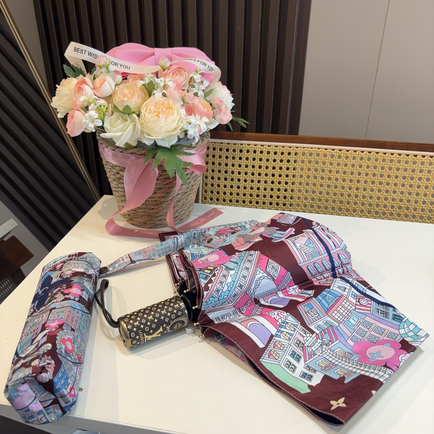 LOUIS VUITTON （路易威登）新款 三折自动折叠晴雨伞 新涂层技术深色伞面 拥有令人惊喜的遮光