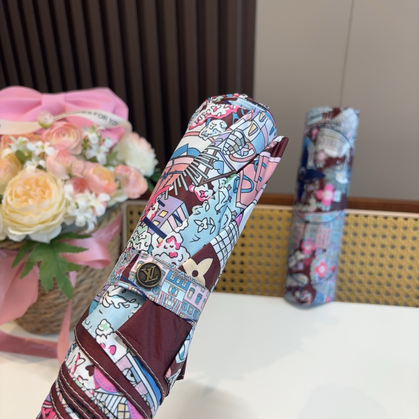 LOUIS VUITTON （路易威登）新款 三折自动折叠晴雨伞 新涂层技术深色伞面 拥有令人惊喜的遮光