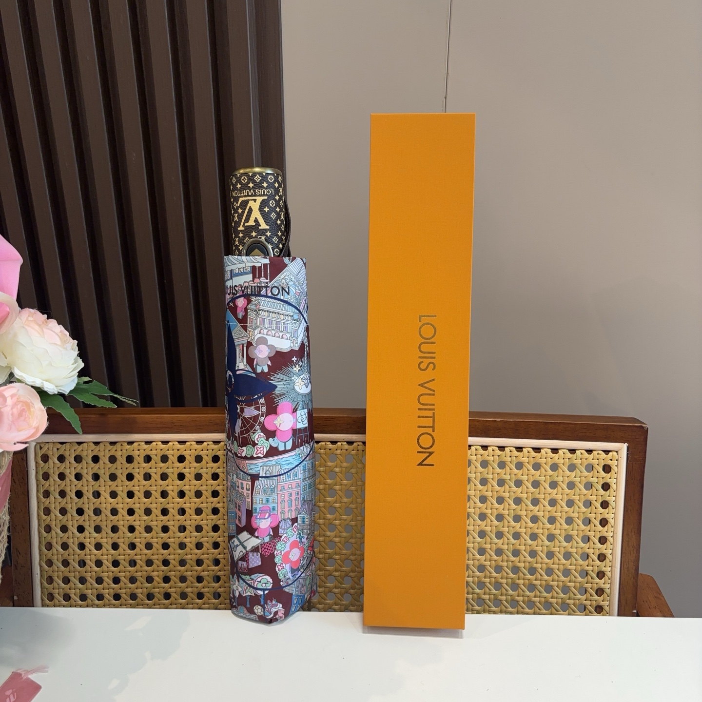LOUIS VUITTON （路易威登）新款 三折自动折叠晴雨伞 新涂层技术深色伞面 拥有令人惊喜的遮光