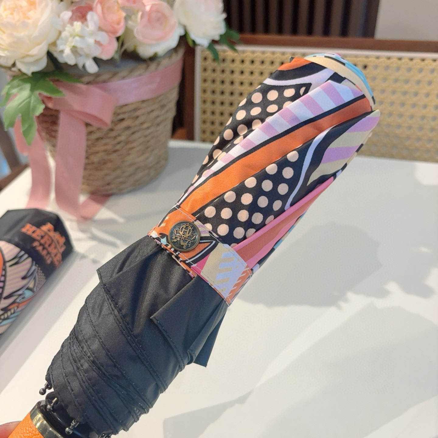 爱马仕（Hermès）   新款 极品H家三折自动伞重磅呈现 以其精湛的工艺技术和源源不断的想像力 新涂
