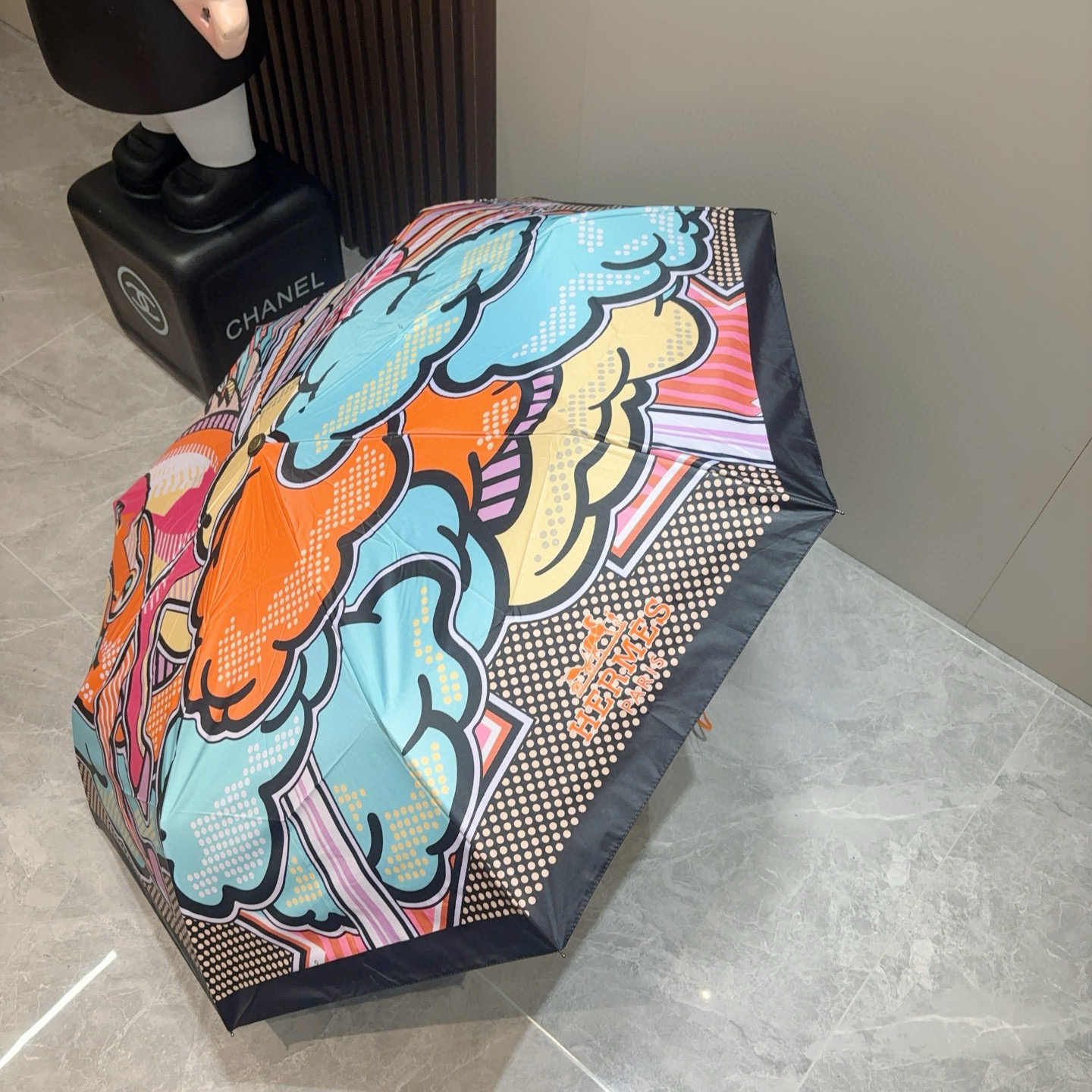 爱马仕（Hermès）   新款 极品H家三折自动伞重磅呈现 以其精湛的工艺技术和源源不断的想像力 新涂