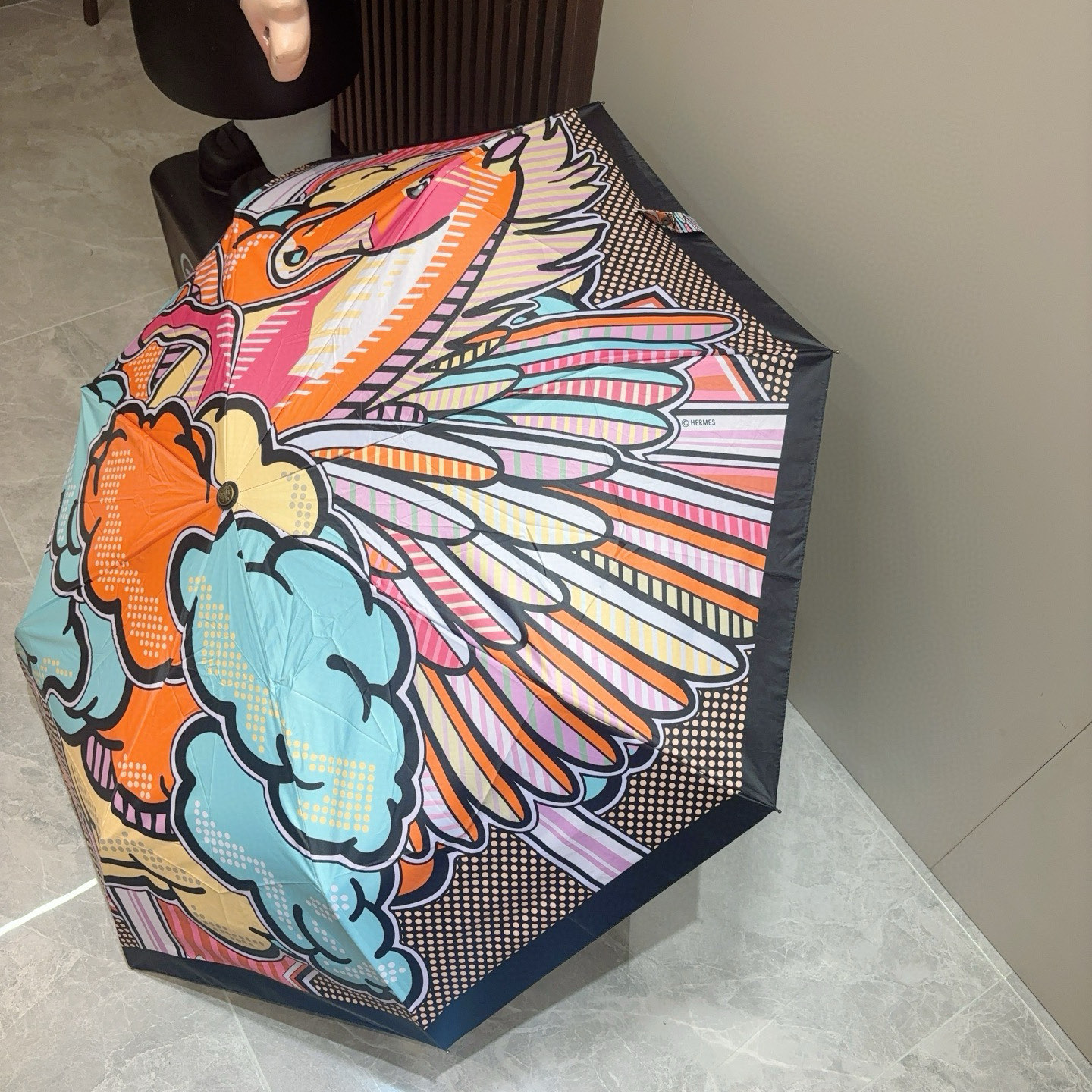 爱马仕（Hermès）   新款 极品H家三折自动伞重磅呈现 以其精湛的工艺技术和源源不断的想像力 新涂
