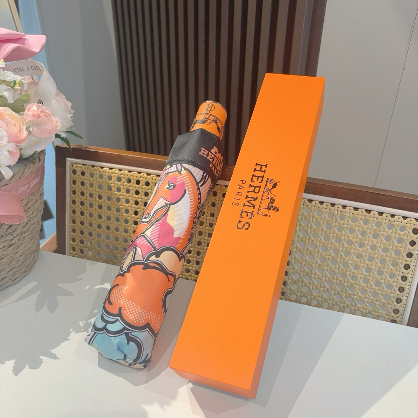 爱马仕（Hermès）   新款 极品H家三折自动伞重磅呈现 以其精湛的工艺技术和源源不断的想像力 新涂