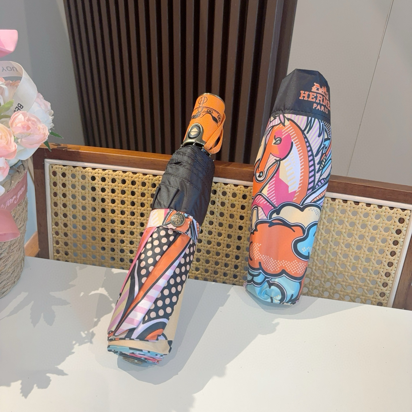 爱马仕（Hermès）   新款 极品H家三折自动伞重磅呈现 以其精湛的工艺技术和源源不断的想像力 新涂