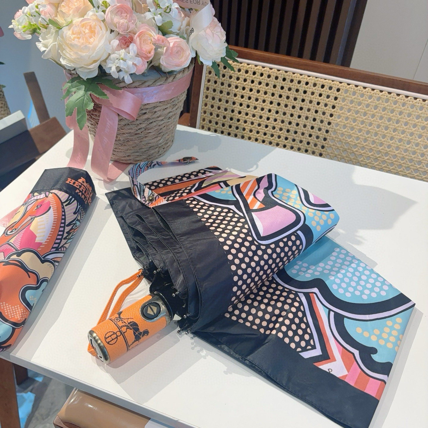 爱马仕（Hermès）   新款 极品H家三折自动伞重磅呈现 以其精湛的工艺技术和源源不断的想像力 新涂