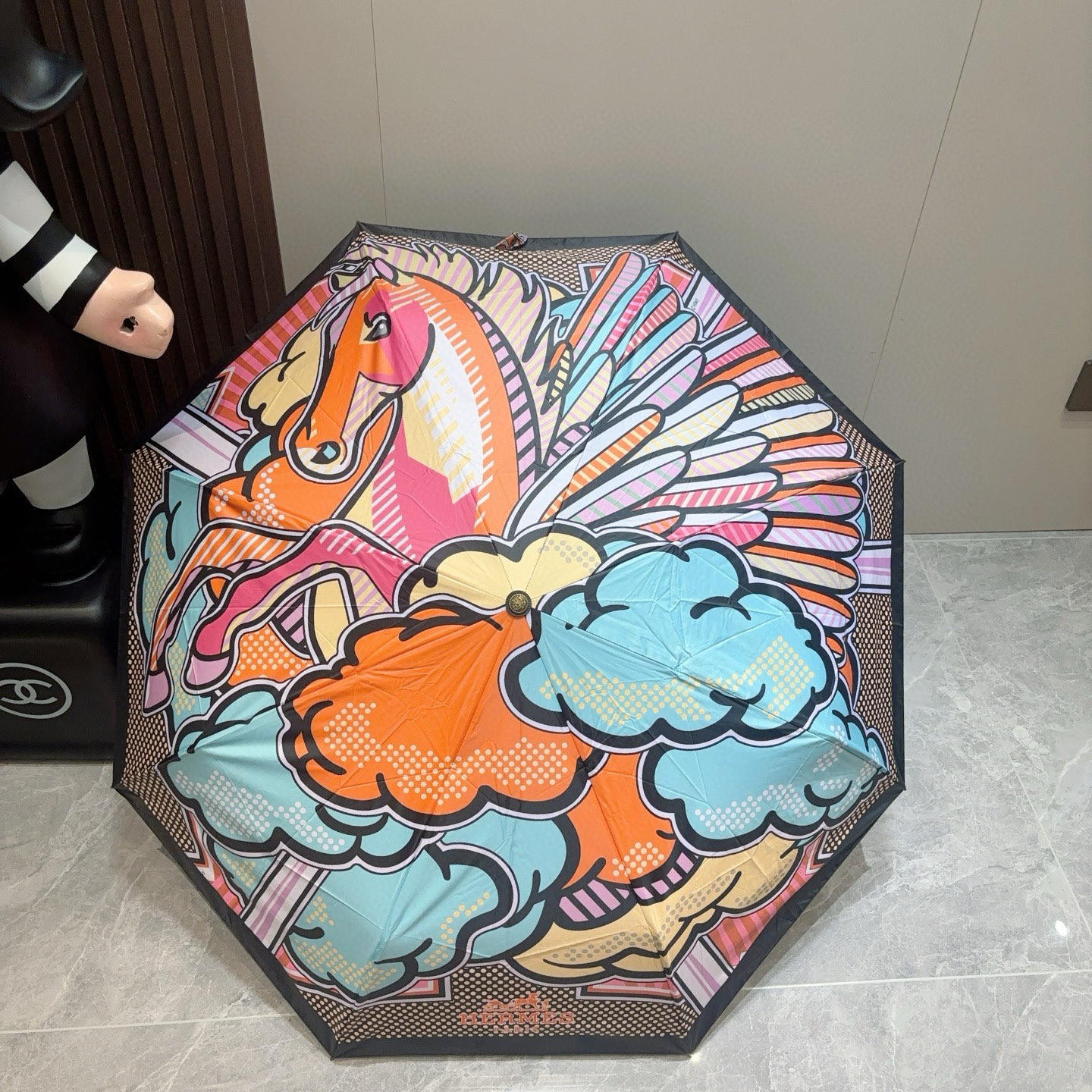 爱马仕（Hermès）   新款 极品H家三折自动伞重磅呈现 以其精湛的工艺技术和源源不断的想像力 新涂