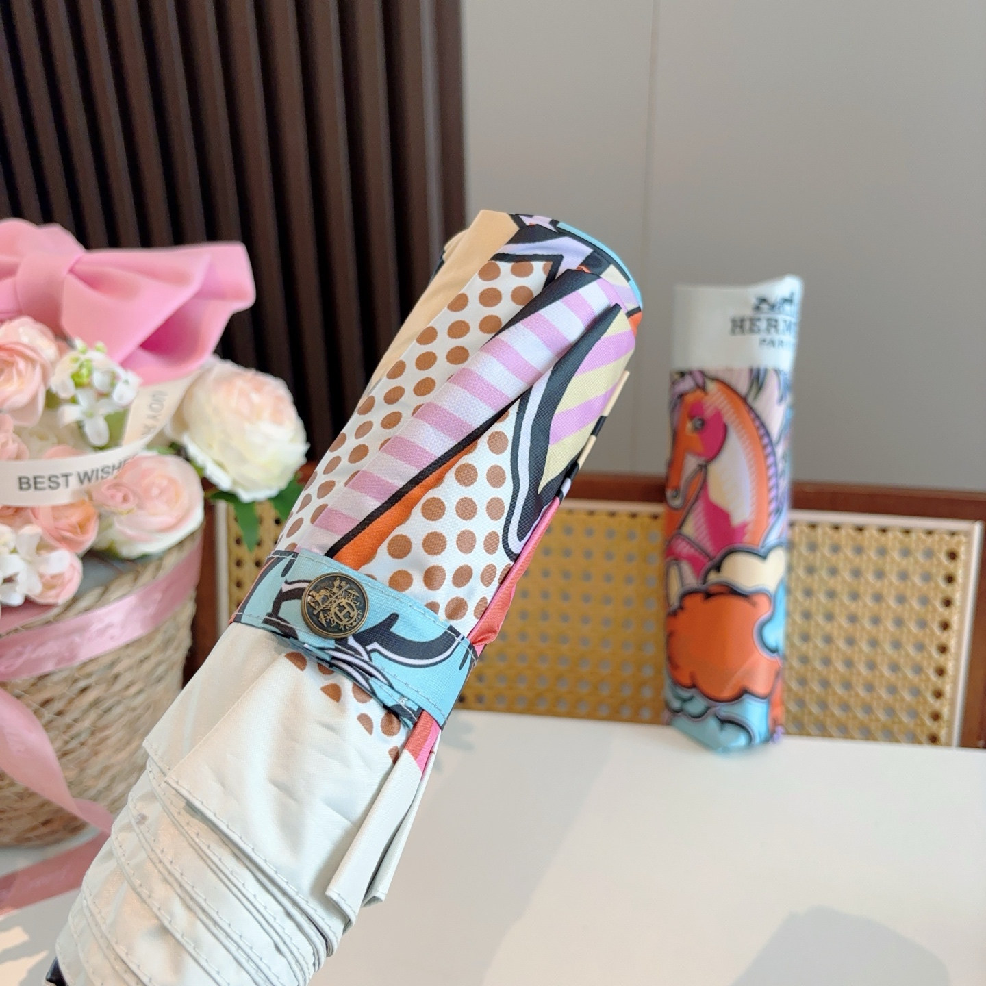爱马仕（Hermès）   新款 极品H家三折自动伞重磅呈现 以其精湛的工艺技术和源源不断的想像力 新涂