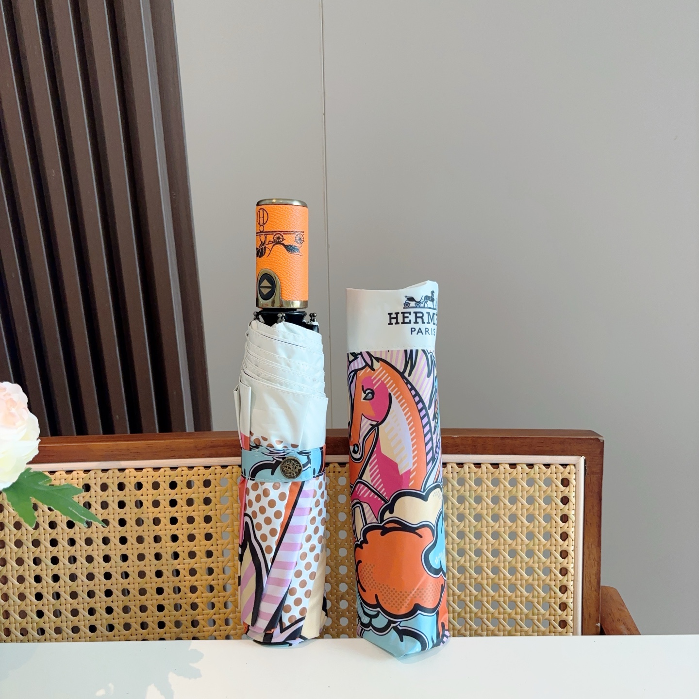 爱马仕（Hermès）   新款 极品H家三折自动伞重磅呈现 以其精湛的工艺技术和源源不断的想像力 新涂