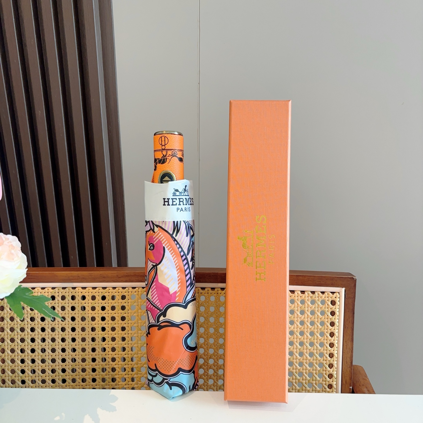 爱马仕（Hermès）   新款 极品H家三折自动伞重磅呈现 以其精湛的工艺技术和源源不断的想像力 新涂