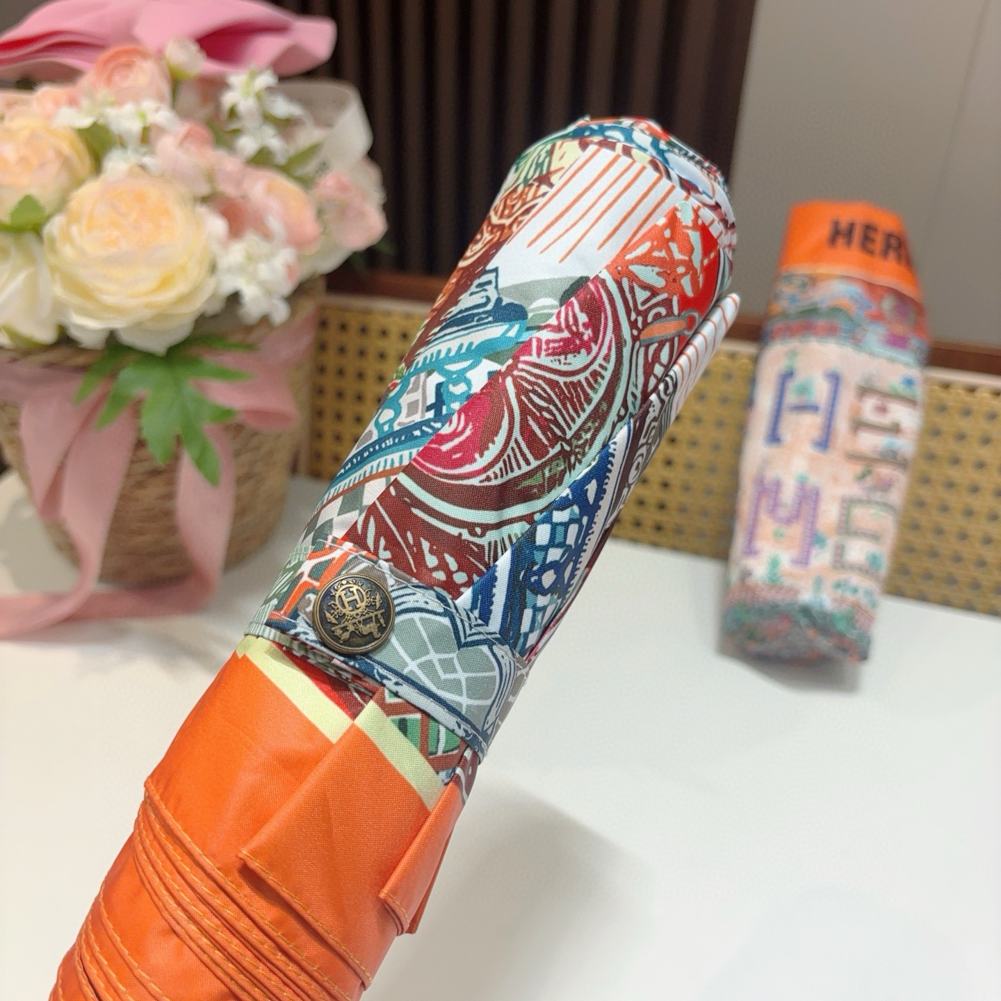 爱马仕（Hermès）   新款 极品H家三折自动伞重磅呈现 以其精湛的工艺技术和源源不断的想像力 新涂