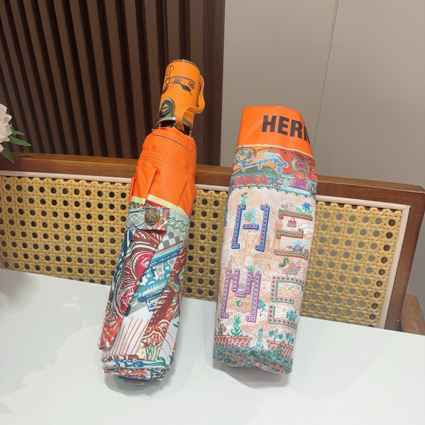 爱马仕（Hermès）   新款 极品H家三折自动伞重磅呈现 以其精湛的工艺技术和源源不断的想像力 新涂