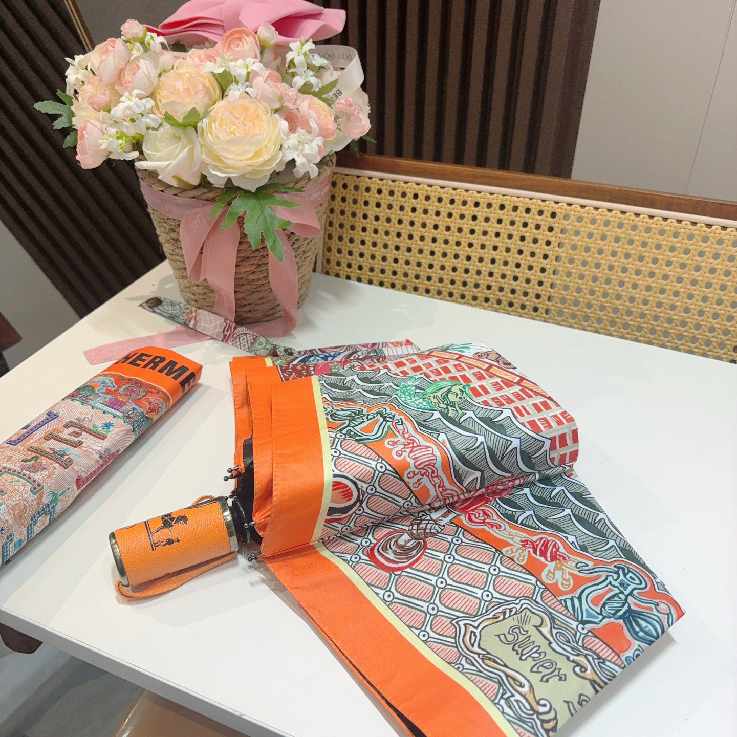 爱马仕（Hermès）   新款 极品H家三折自动伞重磅呈现 以其精湛的工艺技术和源源不断的想像力 新涂