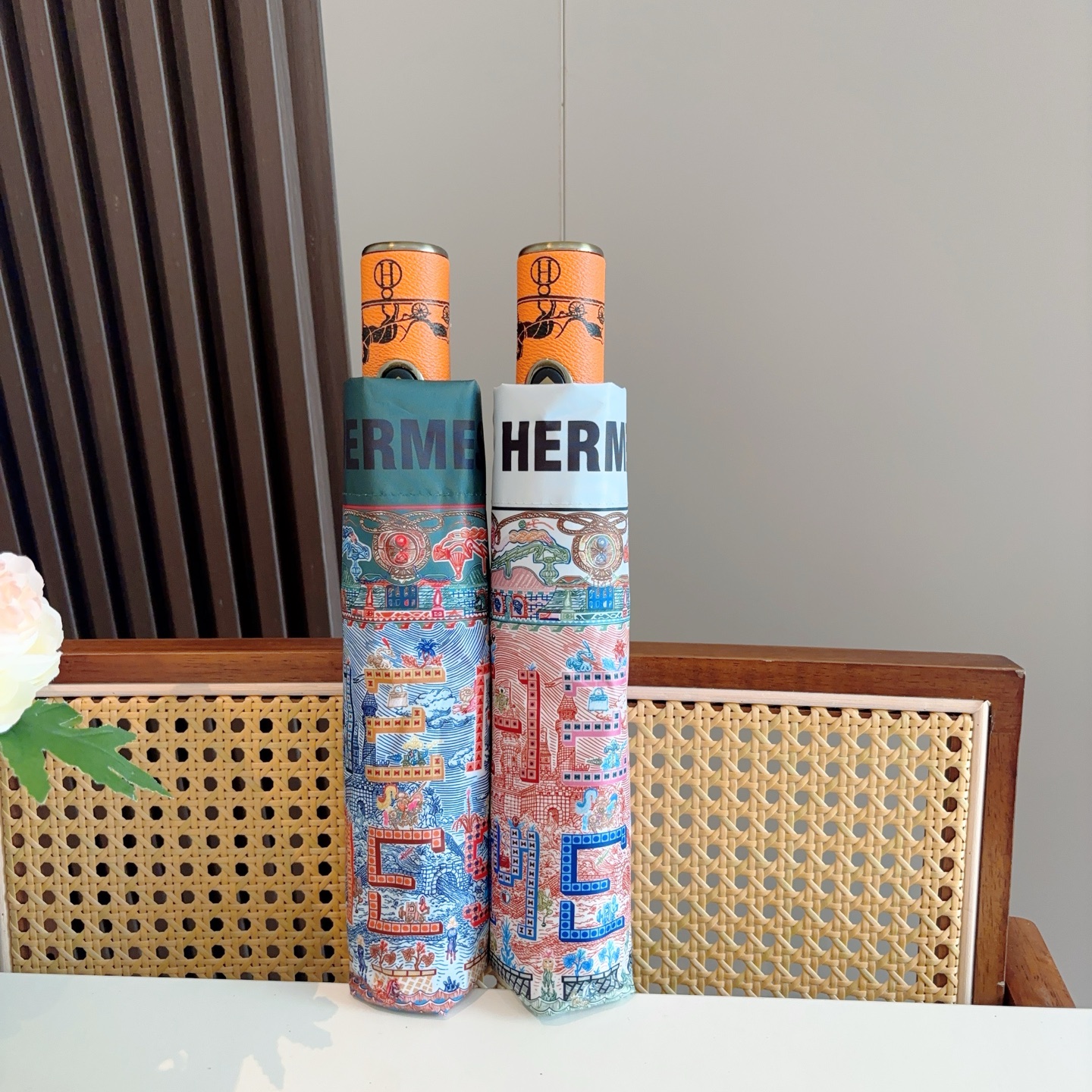 爱马仕（Hermès）   新款 极品H家三折自动伞重磅呈现 以其精湛的工艺技术和源源不断的想像力 新涂