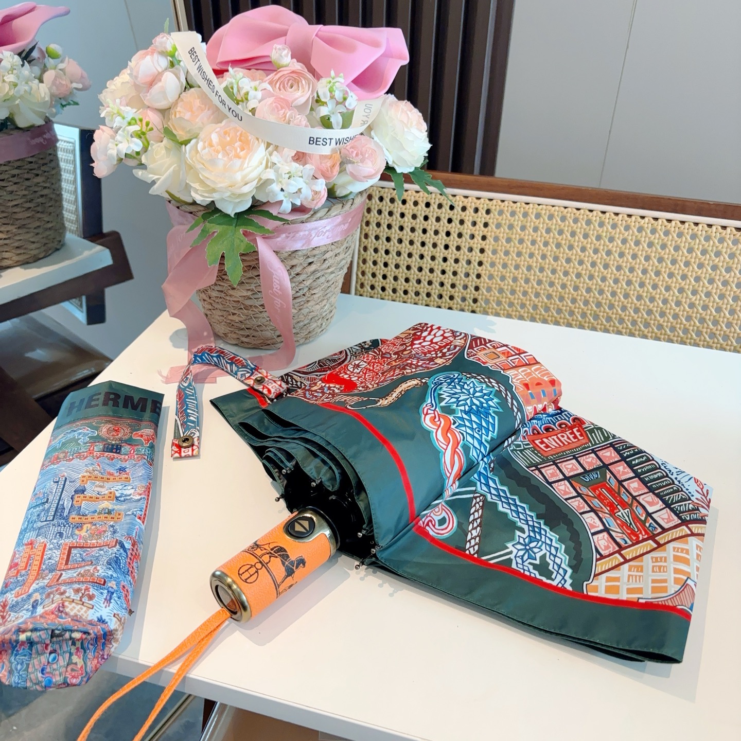 爱马仕（Hermès）   新款 极品H家三折自动伞重磅呈现 以其精湛的工艺技术和源源不断的想像力 新涂