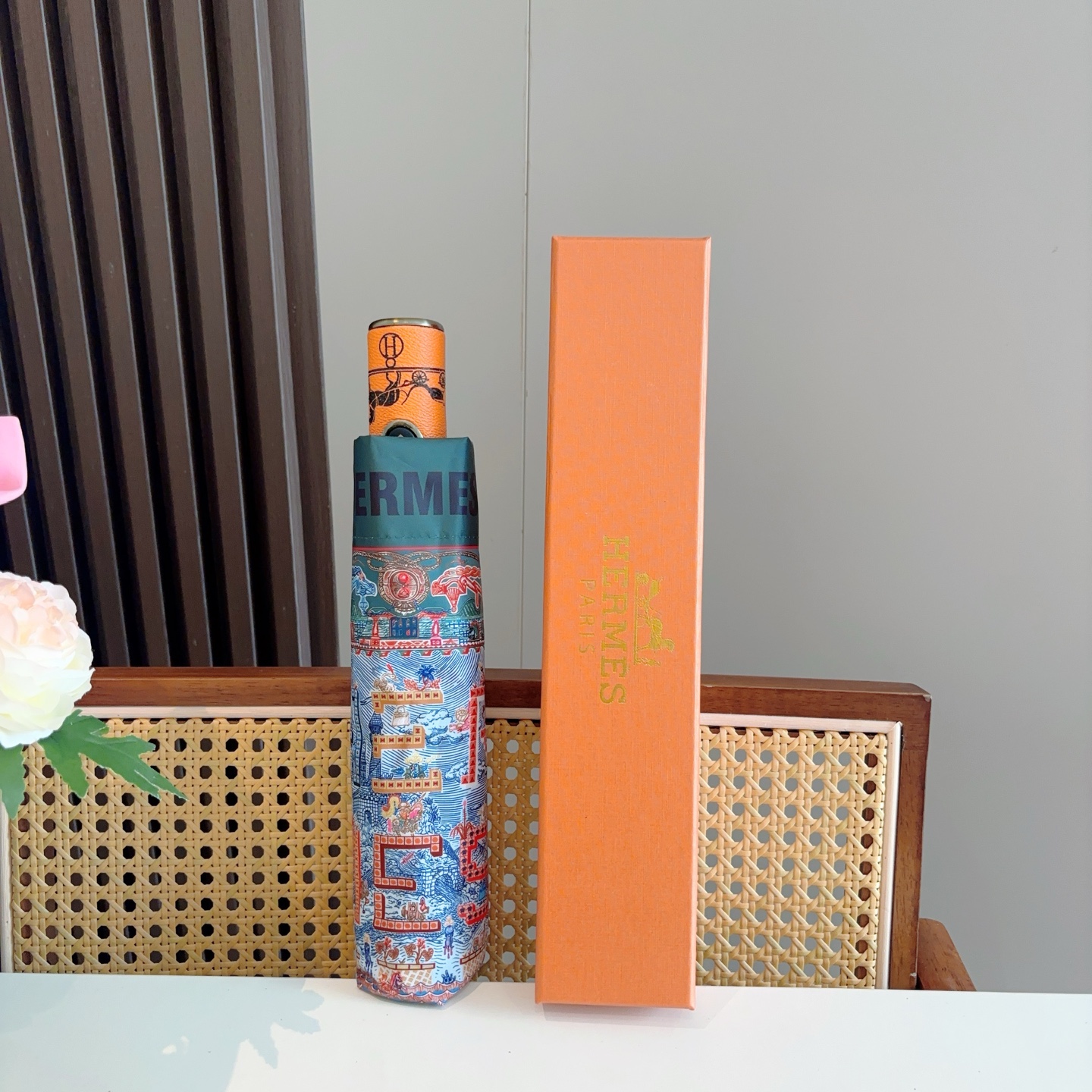 爱马仕（Hermès）   新款 极品H家三折自动伞重磅呈现 以其精湛的工艺技术和源源不断的想像力 新涂