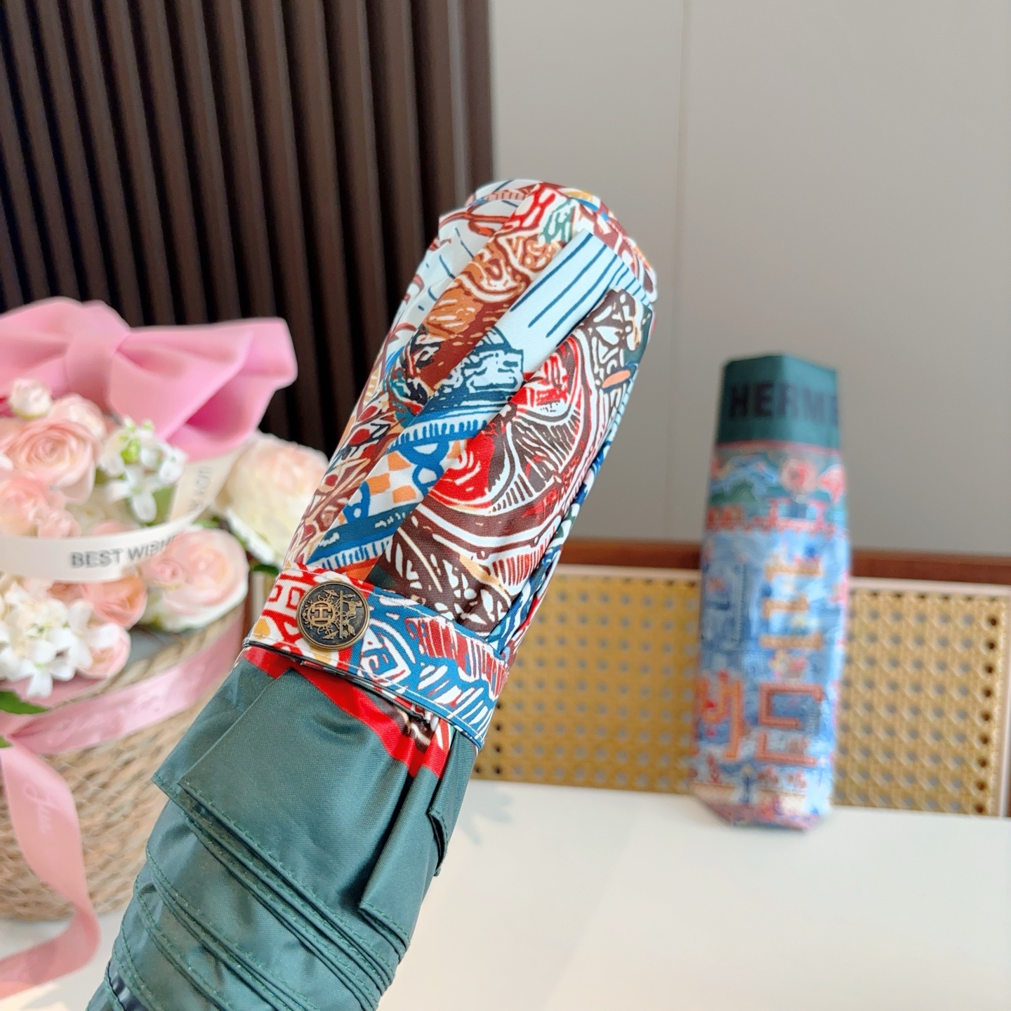 爱马仕（Hermès）   新款 极品H家三折自动伞重磅呈现 以其精湛的工艺技术和源源不断的想像力 新涂