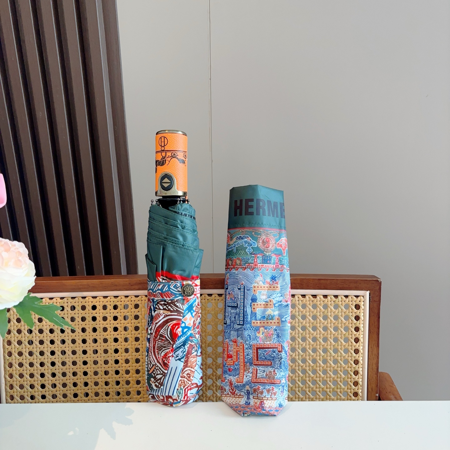 爱马仕（Hermès）   新款 极品H家三折自动伞重磅呈现 以其精湛的工艺技术和源源不断的想像力 新涂