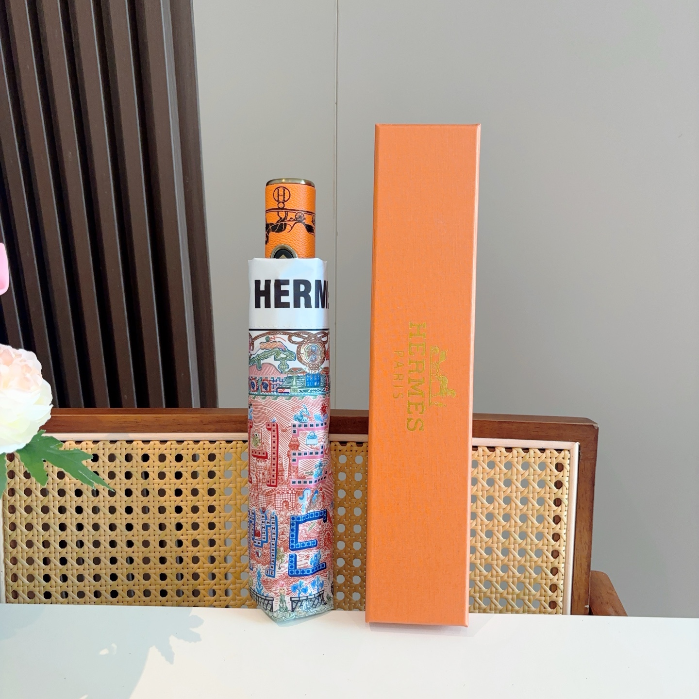 爱马仕（Hermès）   新款 极品H家三折自动伞重磅呈现 以其精湛的工艺技术和源源不断的想像力 新涂