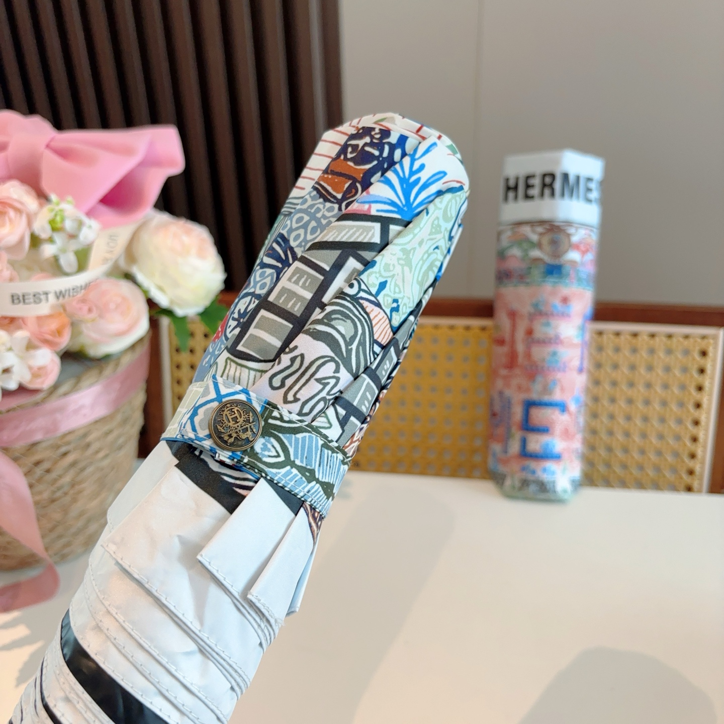 爱马仕（Hermès）   新款 极品H家三折自动伞重磅呈现 以其精湛的工艺技术和源源不断的想像力 新涂