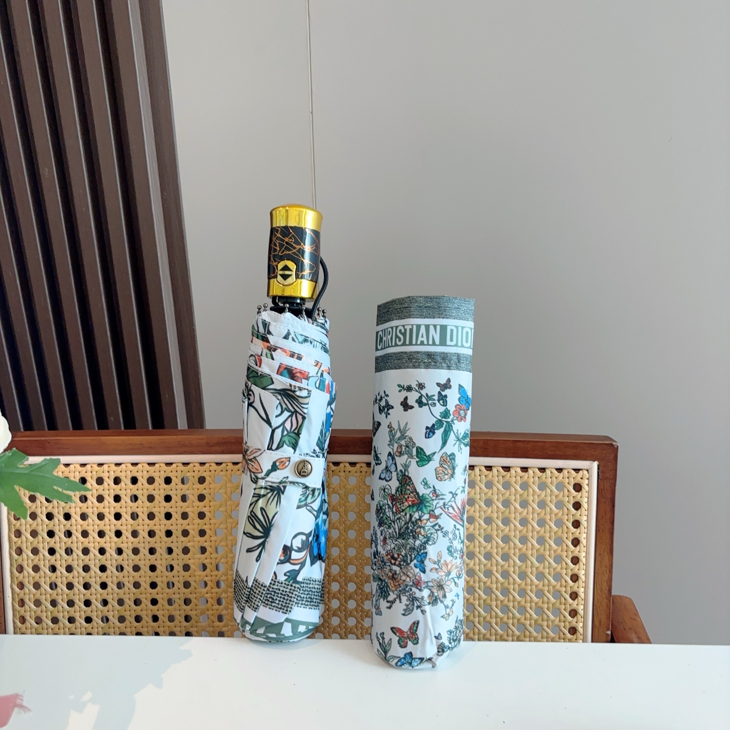  DIOR（迪奥）三折自动折叠晴雨伞  时尚原单代工品质 细节精致 看得见的品质 打破一成不变 色泽纯正