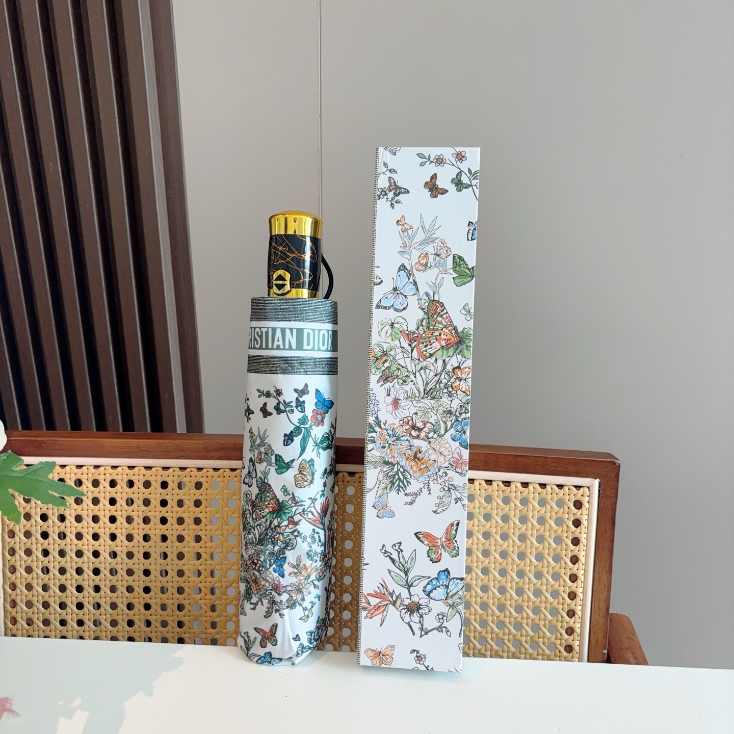  DIOR（迪奥）三折自动折叠晴雨伞  时尚原单代工品质 细节精致 看得见的品质 打破一成不变 色泽纯正