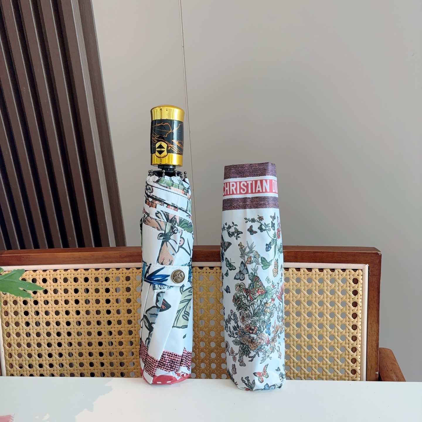  DIOR（迪奥）三折自动折叠晴雨伞  时尚原单代工品质 细节精致 看得见的品质 打破一成不变 色泽纯正