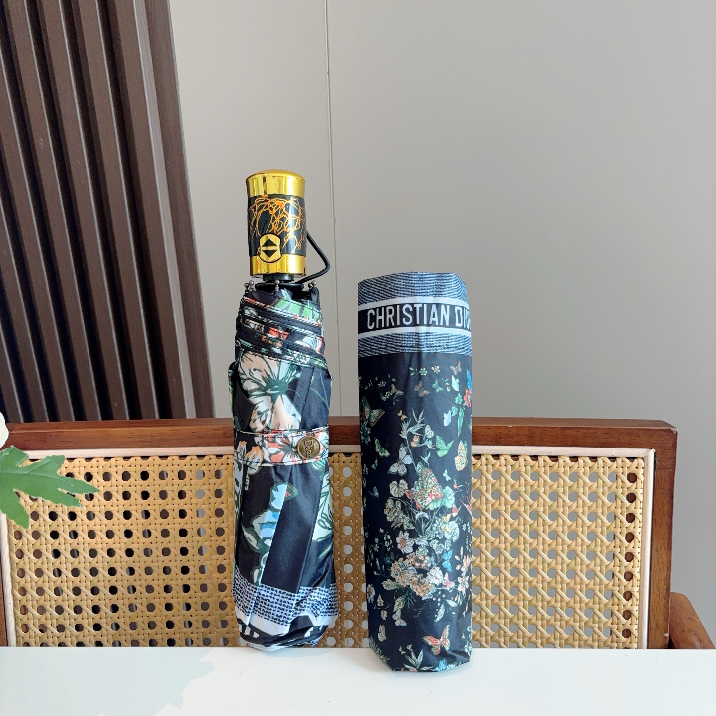  DIOR（迪奥）三折自动折叠晴雨伞  时尚原单代工品质 细节精致 看得见的品质 打破一成不变 色泽纯正
