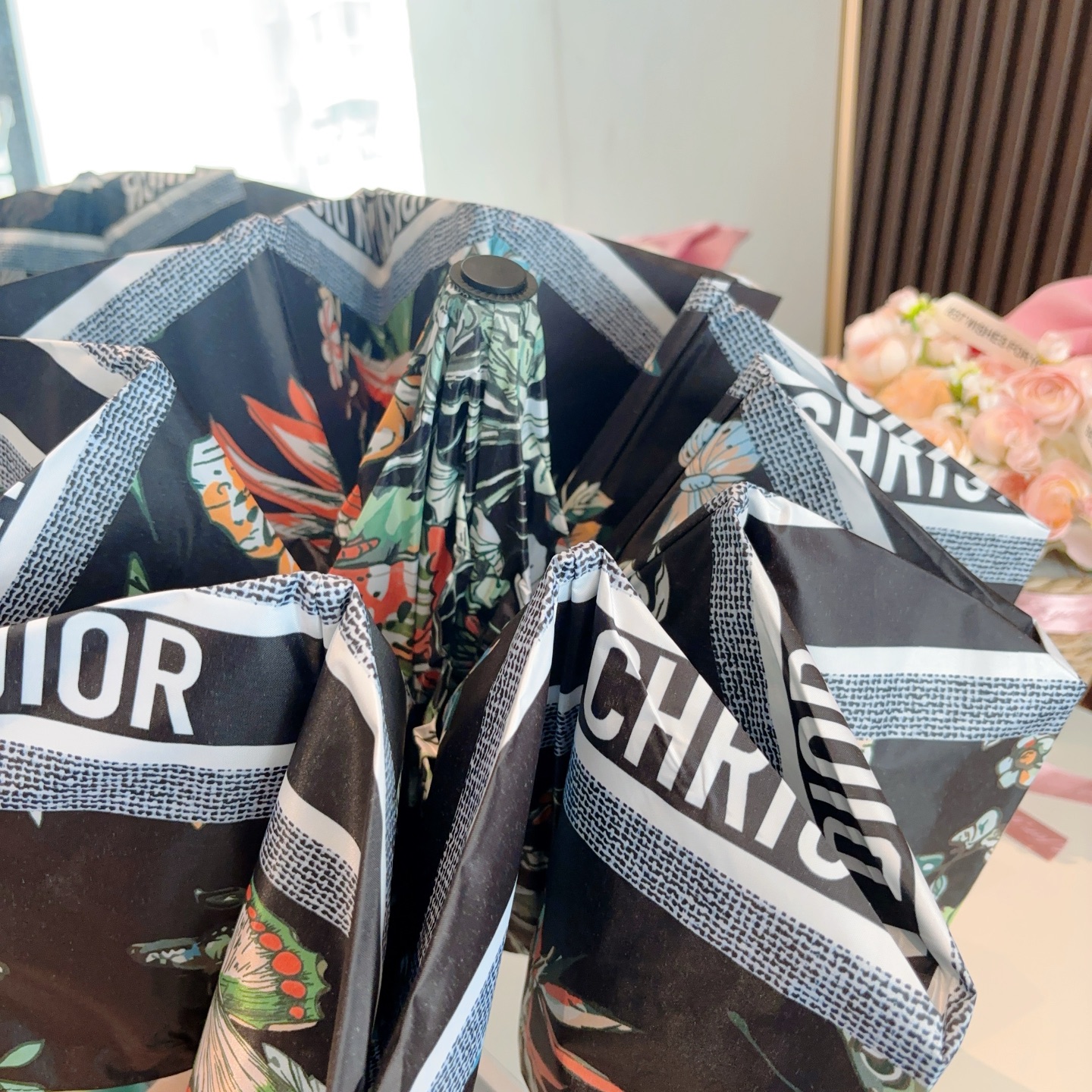  DIOR（迪奥）三折自动折叠晴雨伞  时尚原单代工品质 细节精致 看得见的品质 打破一成不变 色泽纯正