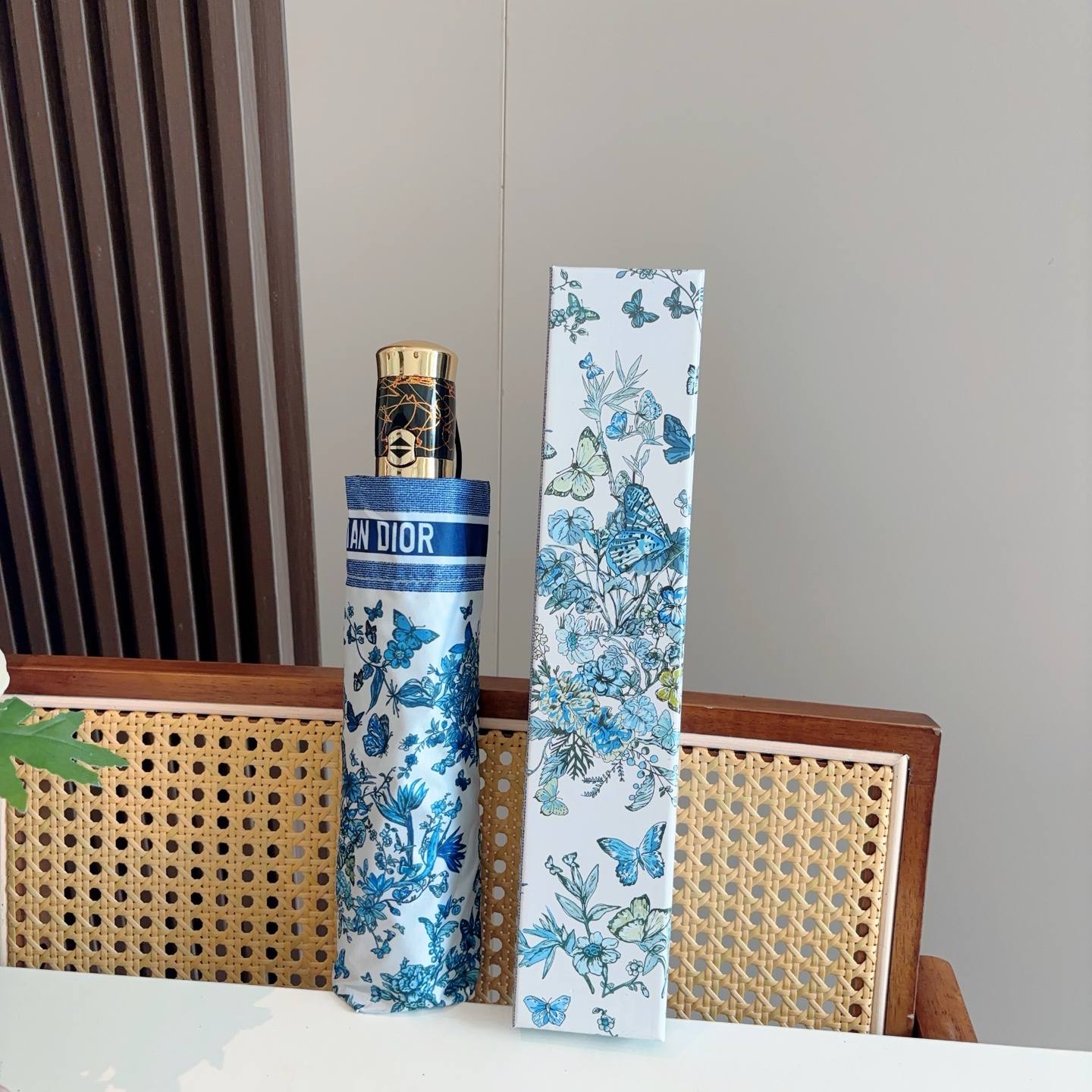  DIOR（迪奥）三折自动折叠晴雨伞  时尚原单代工品质 细节精致 看得见的品质 打破一成不变 色泽纯正