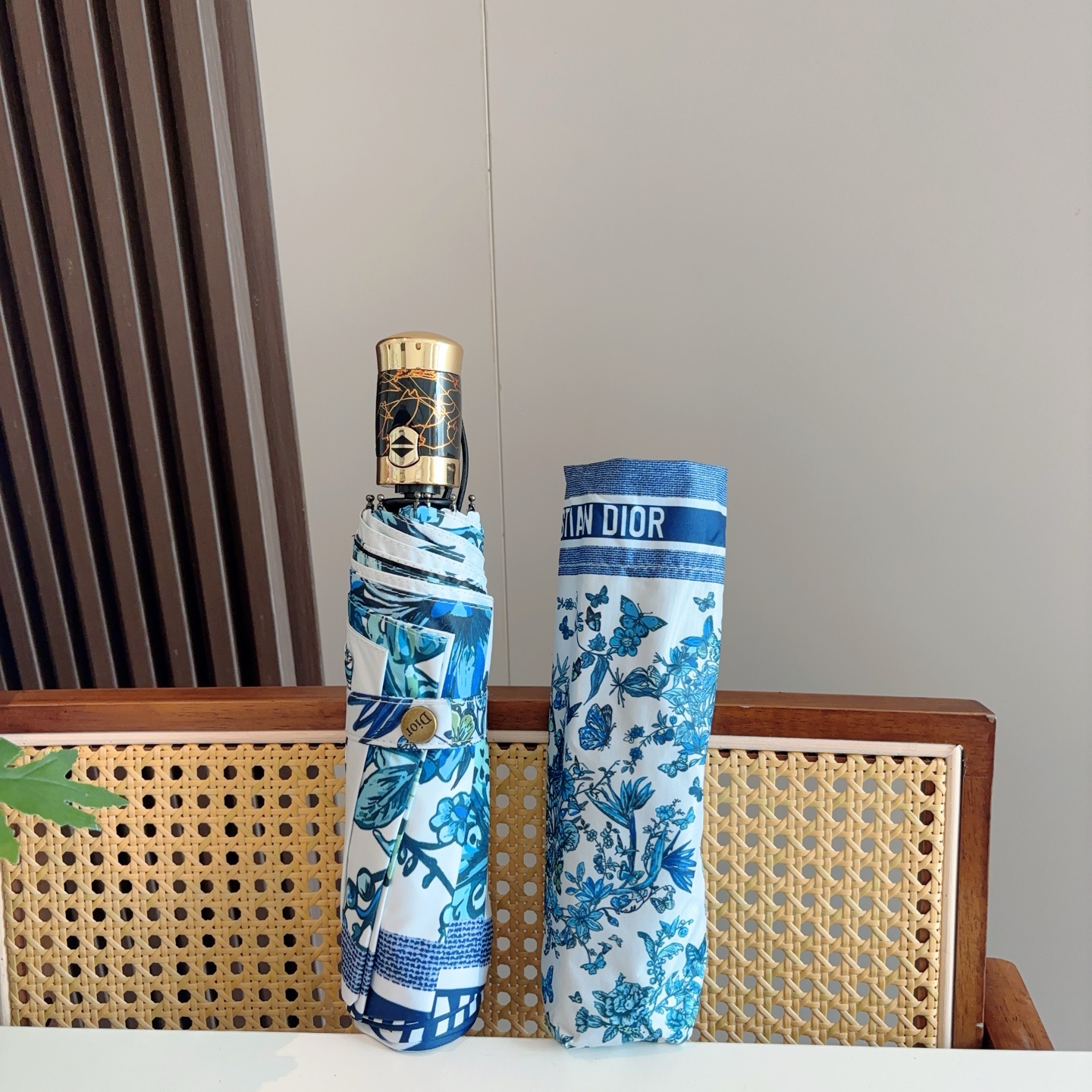  DIOR（迪奥）三折自动折叠晴雨伞  时尚原单代工品质 细节精致 看得见的品质 打破一成不变 色泽纯正