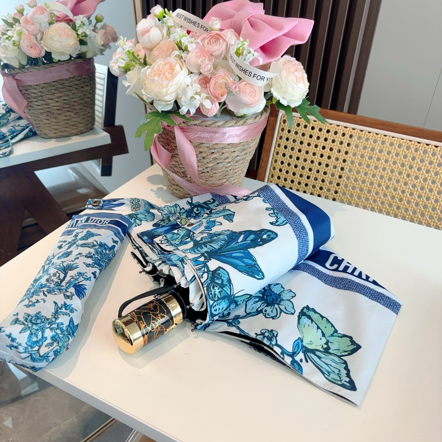  DIOR（迪奥）三折自动折叠晴雨伞  时尚原单代工品质 细节精致 看得见的品质 打破一成不变 色泽纯正