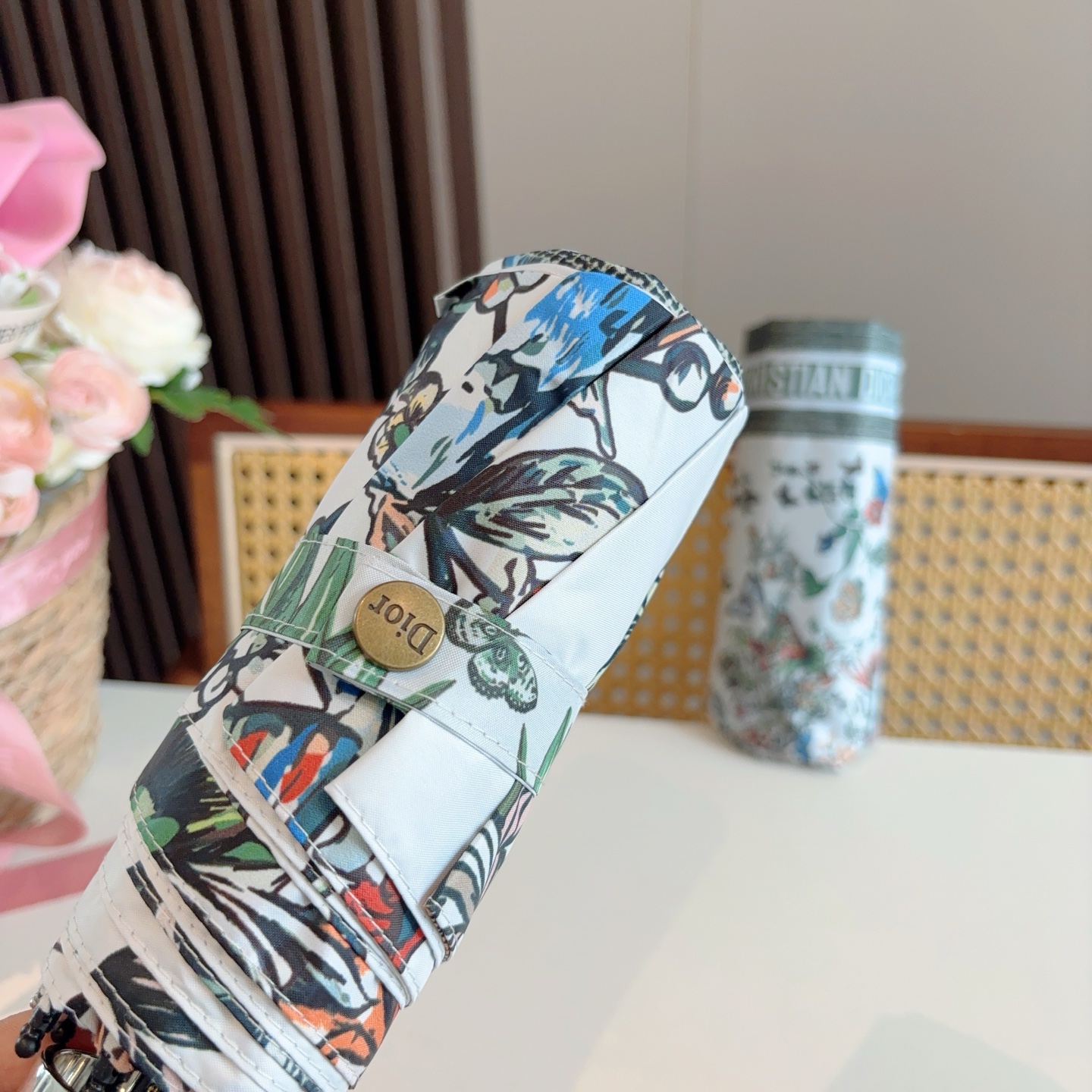  DIOR （迪奥） 五折手开折叠伞 超轻口袋 仅18cm  热卖款 时尚指数爆表 无论晴天雨天使用都相