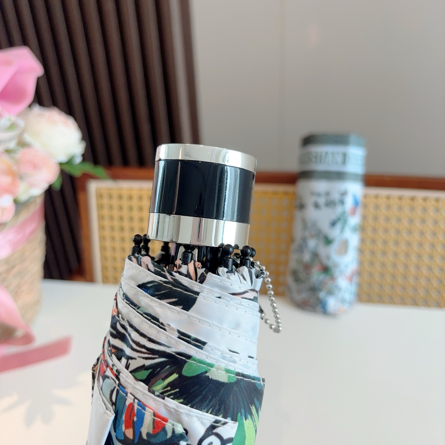  DIOR （迪奥） 五折手开折叠伞 超轻口袋 仅18cm  热卖款 时尚指数爆表 无论晴天雨天使用都相