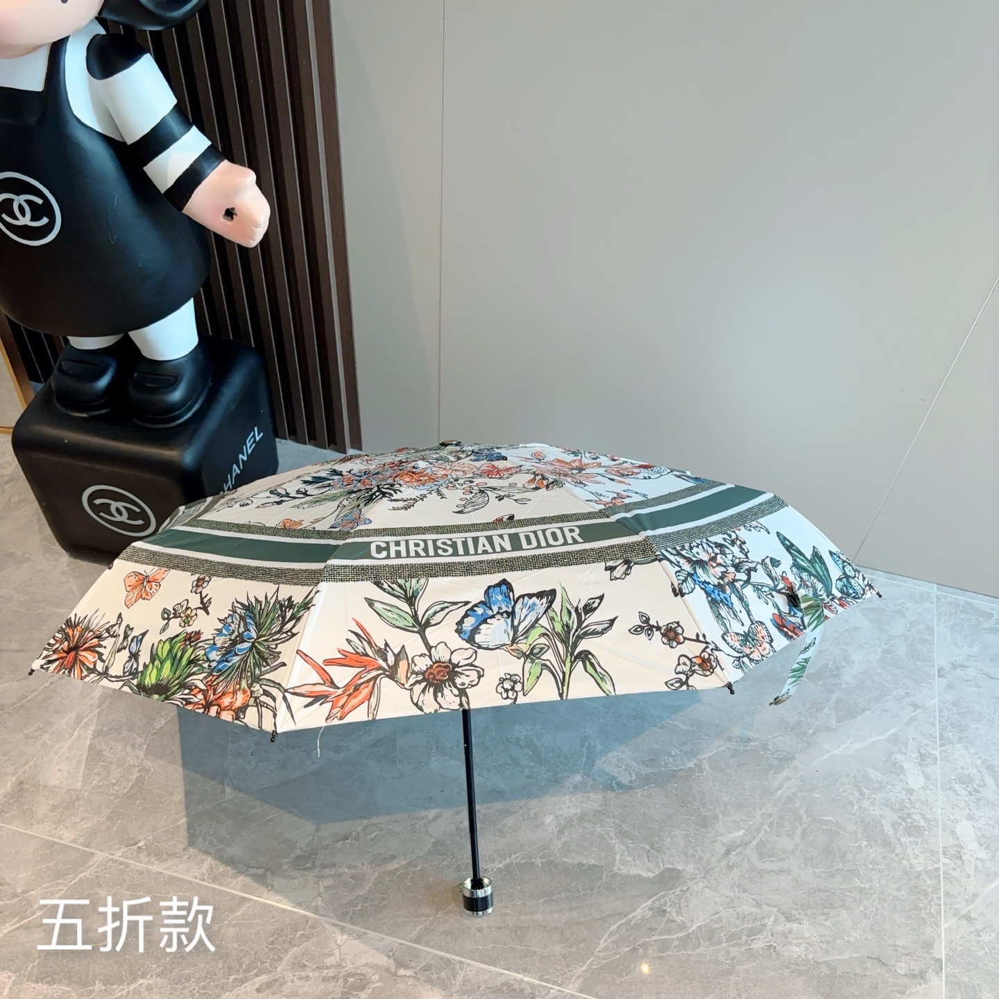  DIOR （迪奥） 五折手开折叠伞 超轻口袋 仅18cm  热卖款 时尚指数爆表 无论晴天雨天使用都相