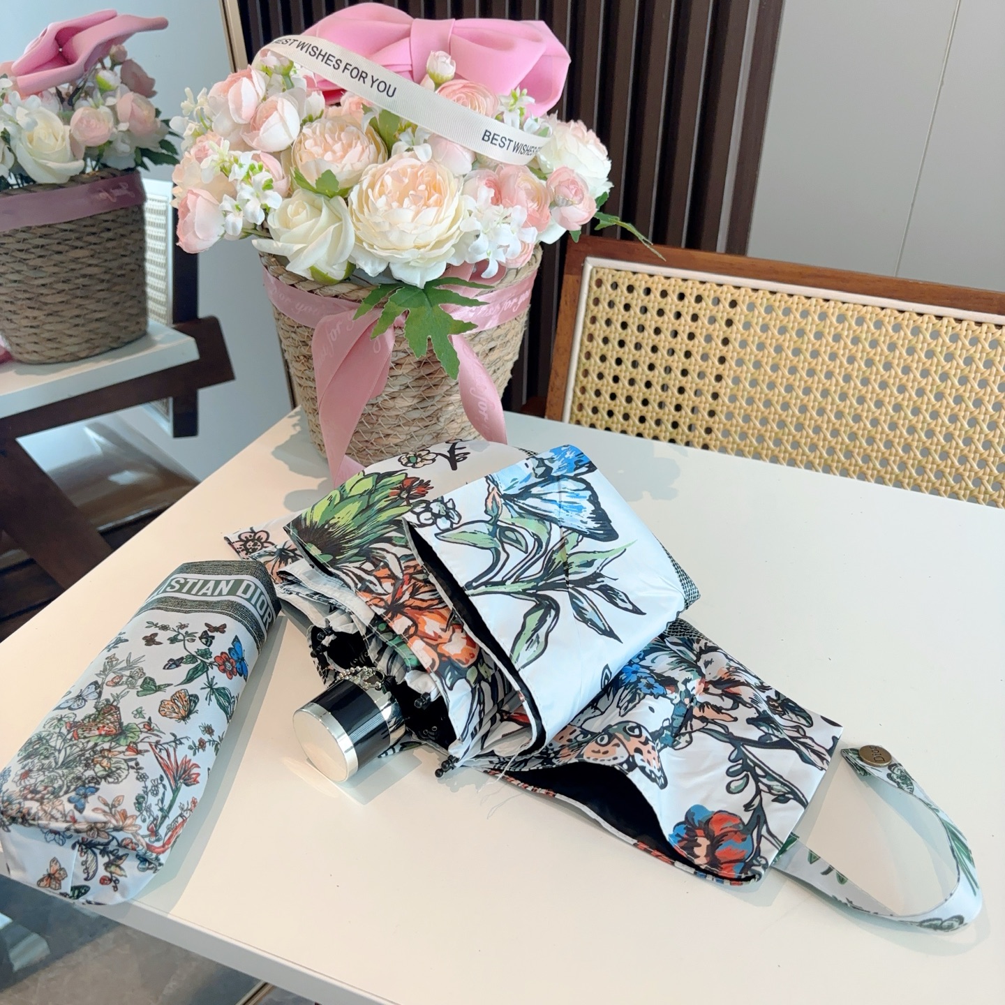  DIOR （迪奥） 五折手开折叠伞 超轻口袋 仅18cm  热卖款 时尚指数爆表 无论晴天雨天使用都相