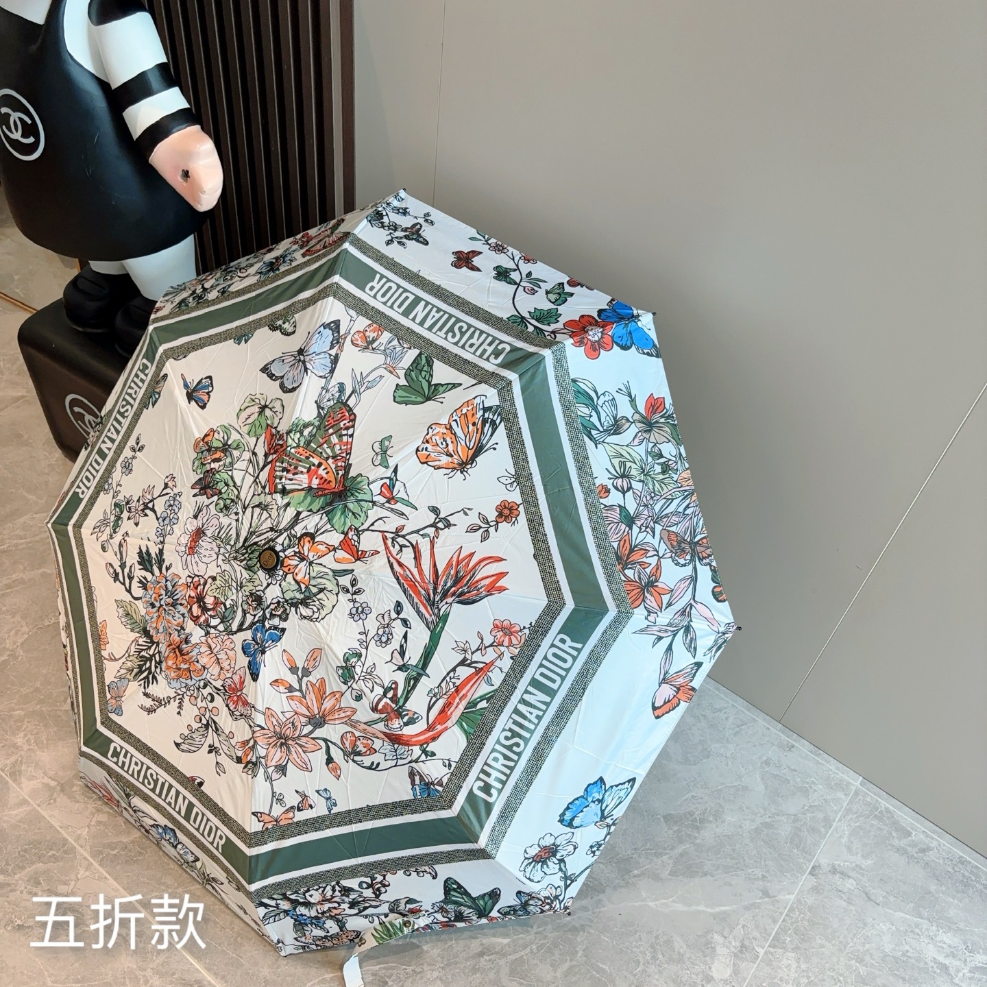  DIOR （迪奥） 五折手开折叠伞 超轻口袋 仅18cm  热卖款 时尚指数爆表 无论晴天雨天使用都相